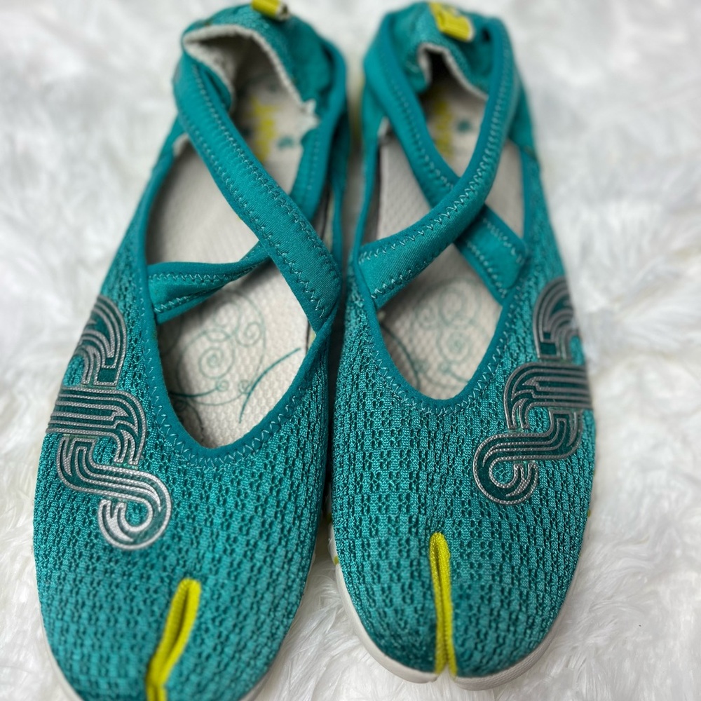 Ahnu Women’s Yoga Split Round Toe Cross Training Shoes - Picture 4 of 10
